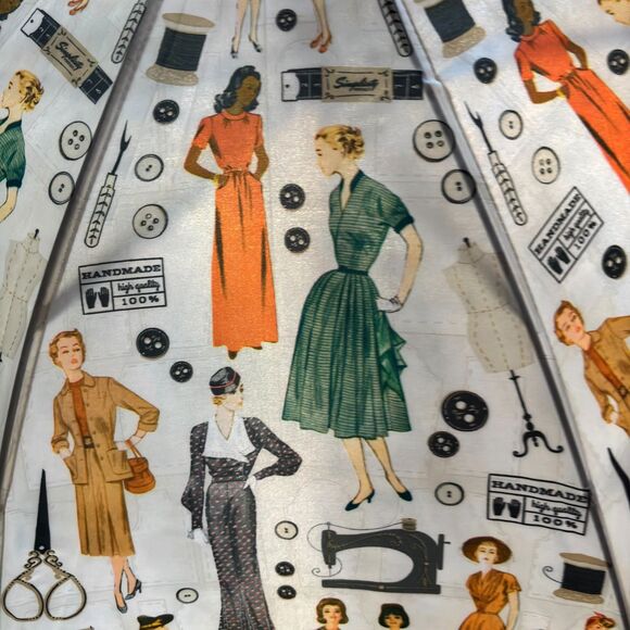 Simplicity Vintage Pattern Inspired Design Large Wooden Handle & Tip Umbrella - Picture 4 of 8